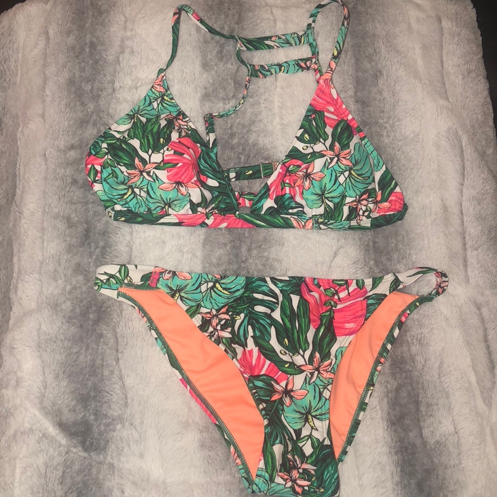BRAND NEW WITHOUT TAGS!  Tropical two piece